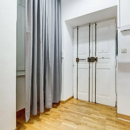 L&l Cozy 2-bdr In San Giovanni District